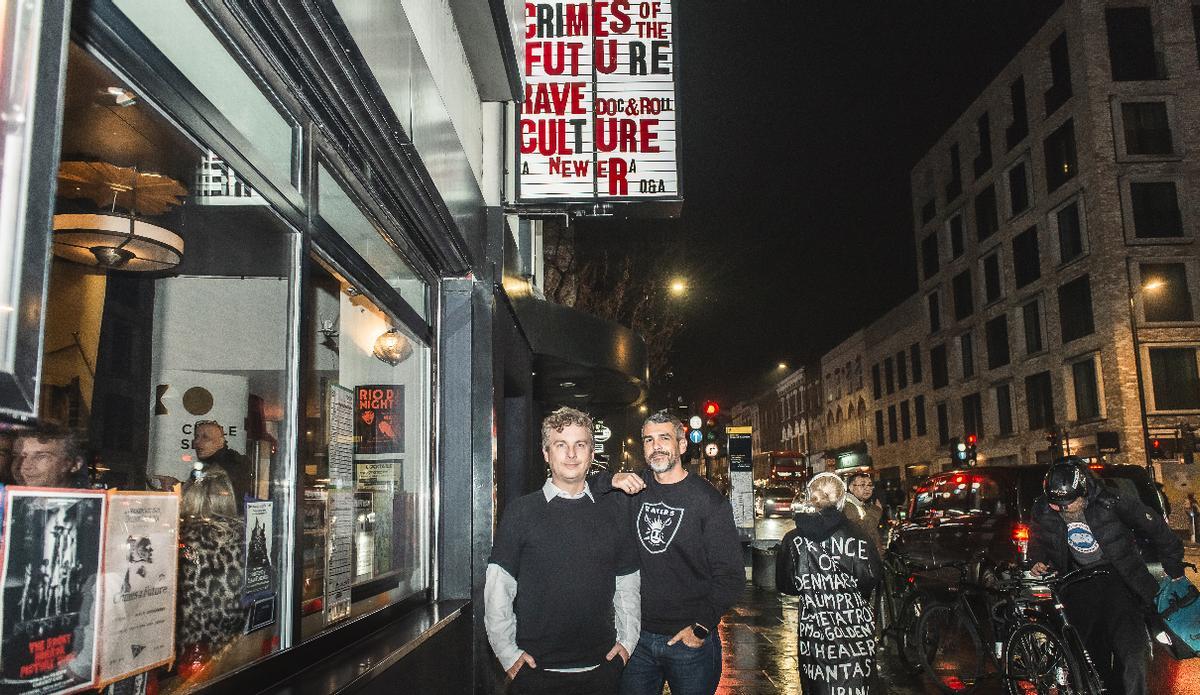 Eduardo Cubillo y DJ Jonay durante el estreno del documental en Londres.