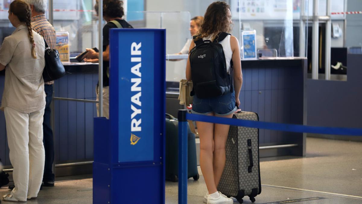 Cientos de turistas hacen colas en los puestos de embarque de Ryanair, en el Aeropuerto Costa del Sol, foto de archivo