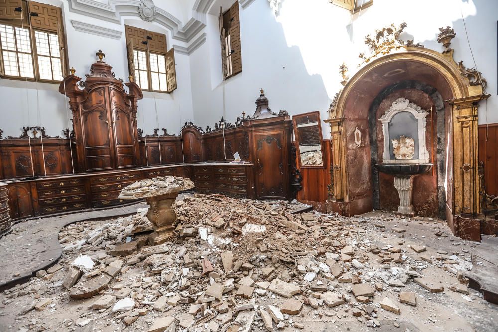 Parte de la cubierta de la sacristía de la iglesia de las Santas Justa y Rufina se ha venido abajo. El templo se ha visto afectado por las lluvias de la DANA y esta primavera.