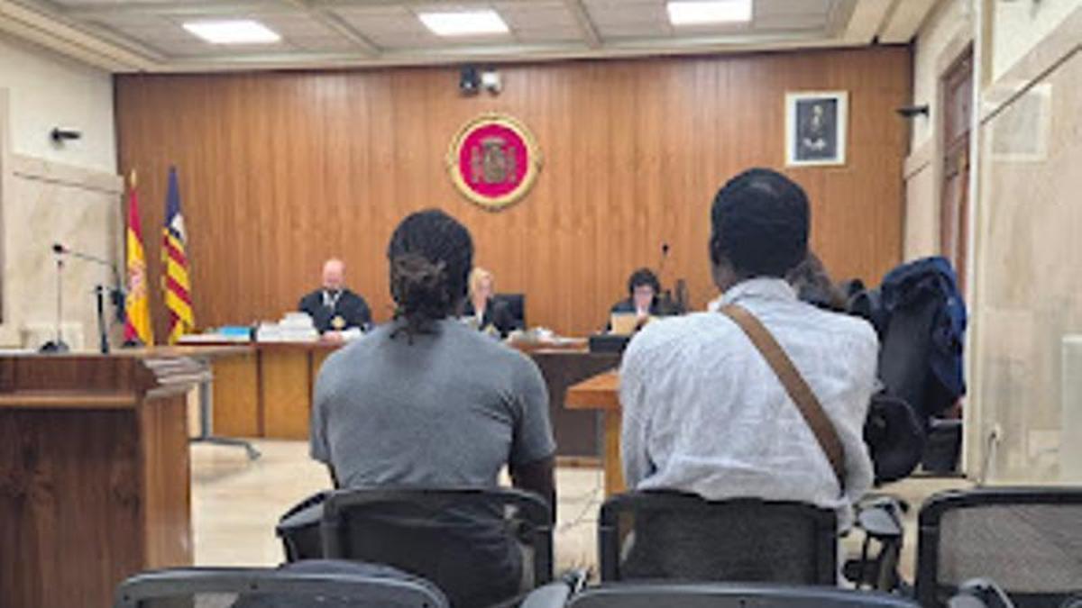 El único acusado presente de la agresión sexual a la joven en Ibiza, a la izquierda, durante el juicio en la Audiencia de Palma