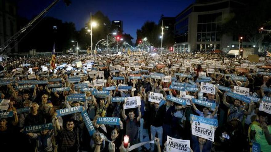 Miles de personas piden en Barcelona la libertad para Sànchez y Cuixart