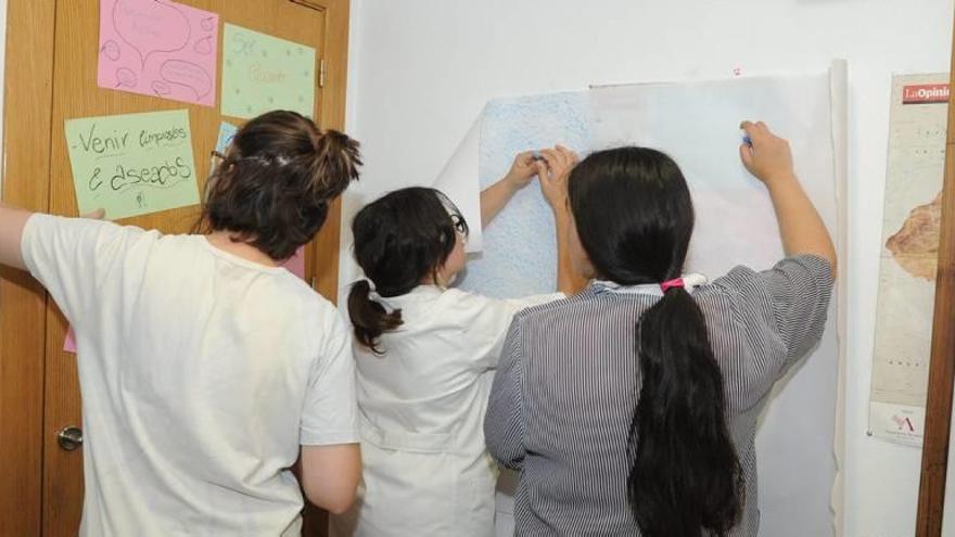 Tres jóvenes durante una jornada de empleo en la Fundación Radio Ecca de Murcia.