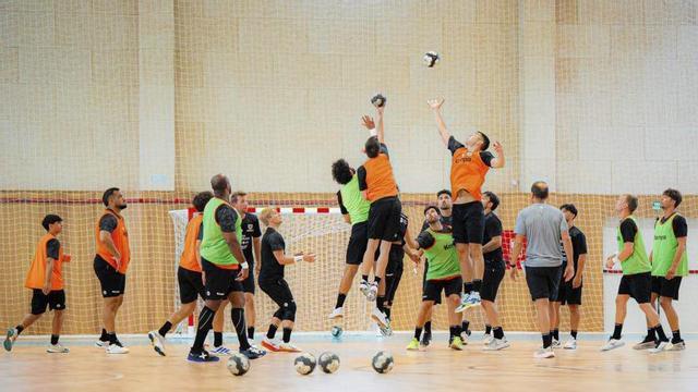 Un entrenamiento de esta semana en el pabellón de Bueu. | PEDRO MINA