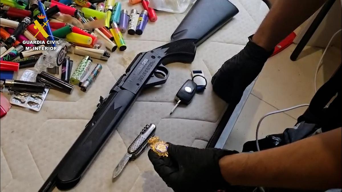 Dos armas incautadas por la Guardia Civil, así como multitud de mecheros.