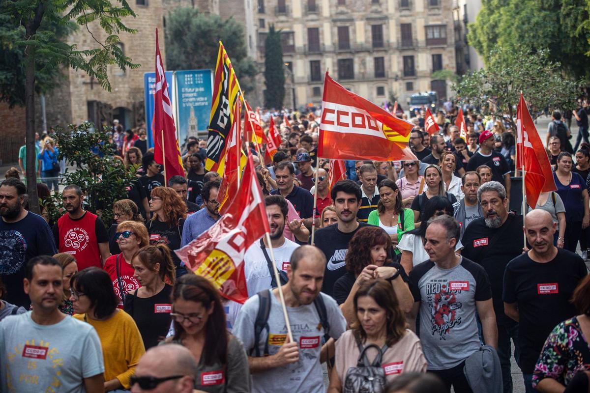 Manifestación de trabajadores del sector servicios para reclamar mejoras salariales y convenios justos, en Barcelona.