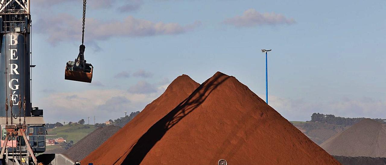 Acopio de mineral de hierro en el puerto de El Musel. | Marcos León