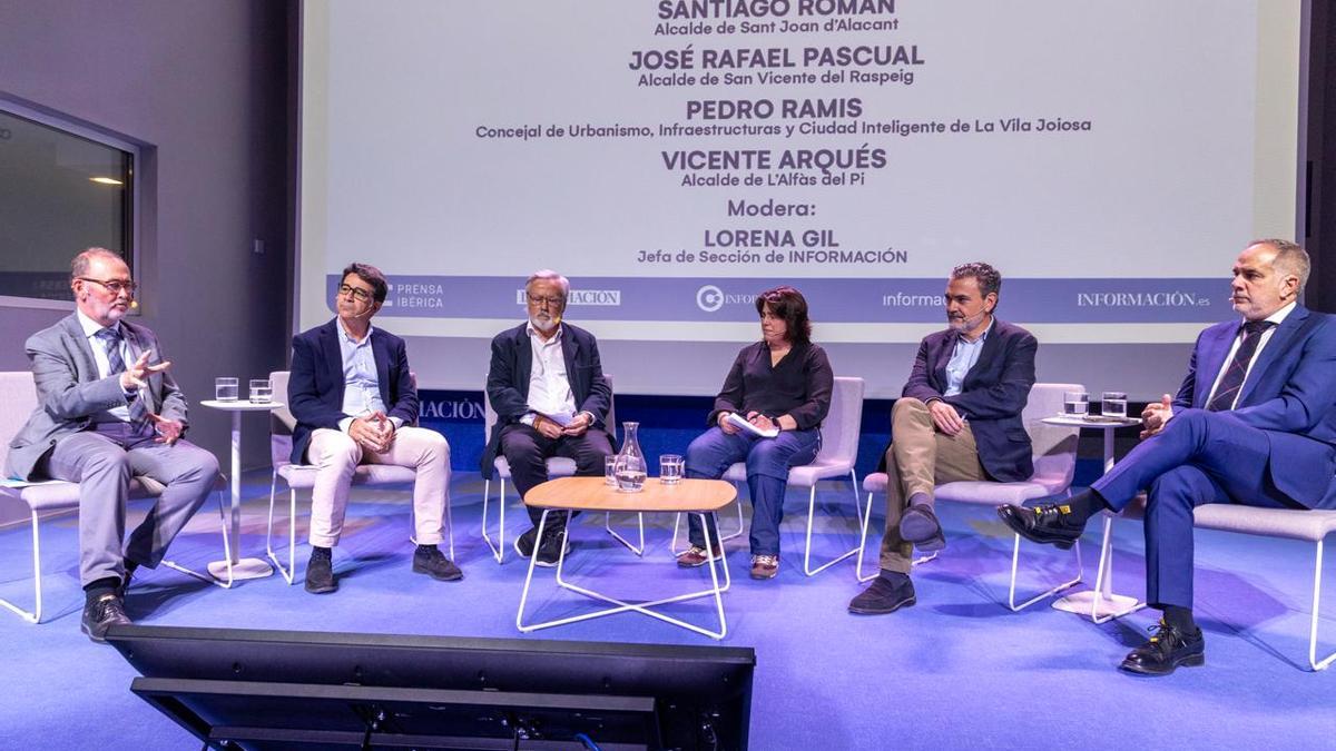 Un momento de la mesa con los representantes de El Campello, San Vicente, La Vila, l'Alfàs y Sant Joan, con la moderadora Lorena Gil López
