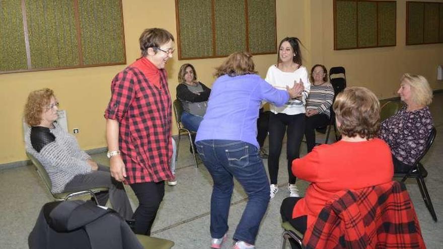 Por la izquierda, tres de las participantes en el taller, Fini, Pili y Alicia, soltando una carcajada.