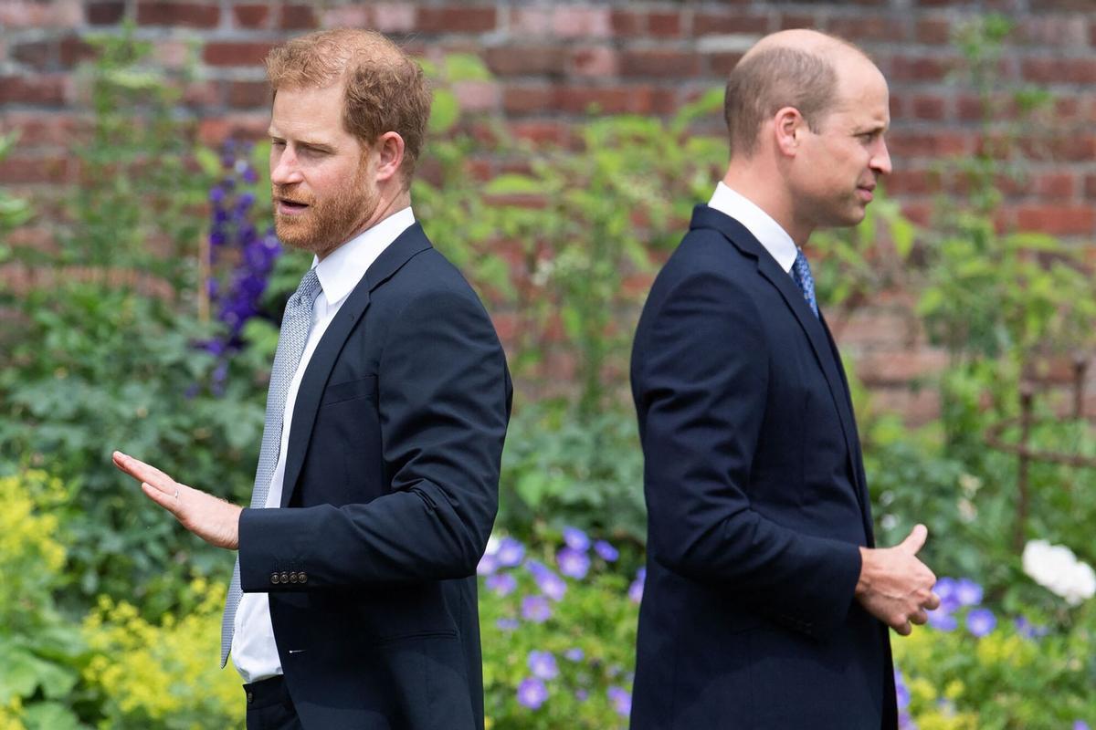 TOPSHOT - Britain's Prince Harry, Duke of Sussex (L) and Britain's Prince William, Duke of Cambridge attend the unveiling of a statue of their mother, Princess Diana at The Sunken Garden in Kensington Palace, London on July 1, 2021, which would have been her 60th birthday. - Princes William and Harry set aside their differences on Thursday to unveil a new statue of their mother, Princess Diana, on what would have been her 60th birthday. (Photo by Dominic Lipinski / POOL / AFP)