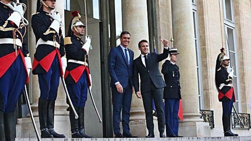 París Sánchez i Macron pacten una aliança per frenar la ultradreta