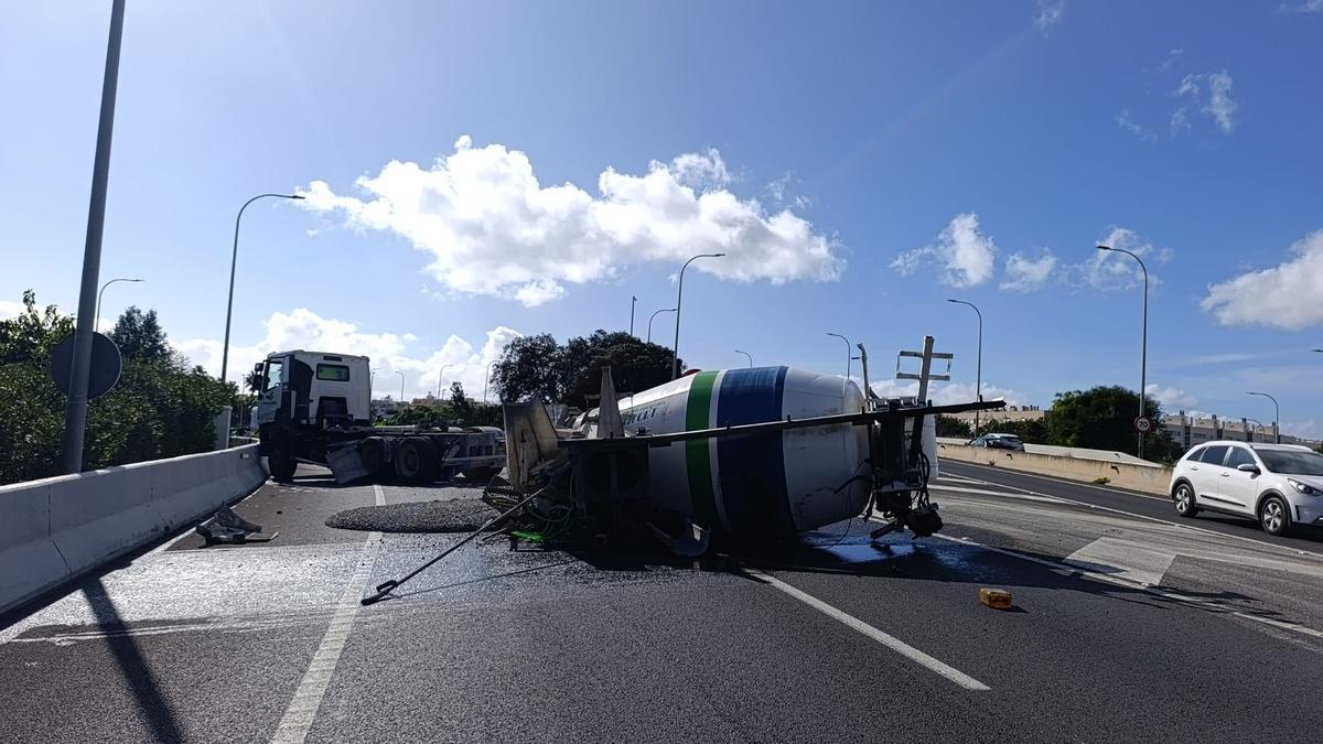 Un camión pierde la cuba de hormigón en la entrada a la Vía de Cintura Un camión pierde la cuba de hormigón en la entrada a la Vía de Cintura