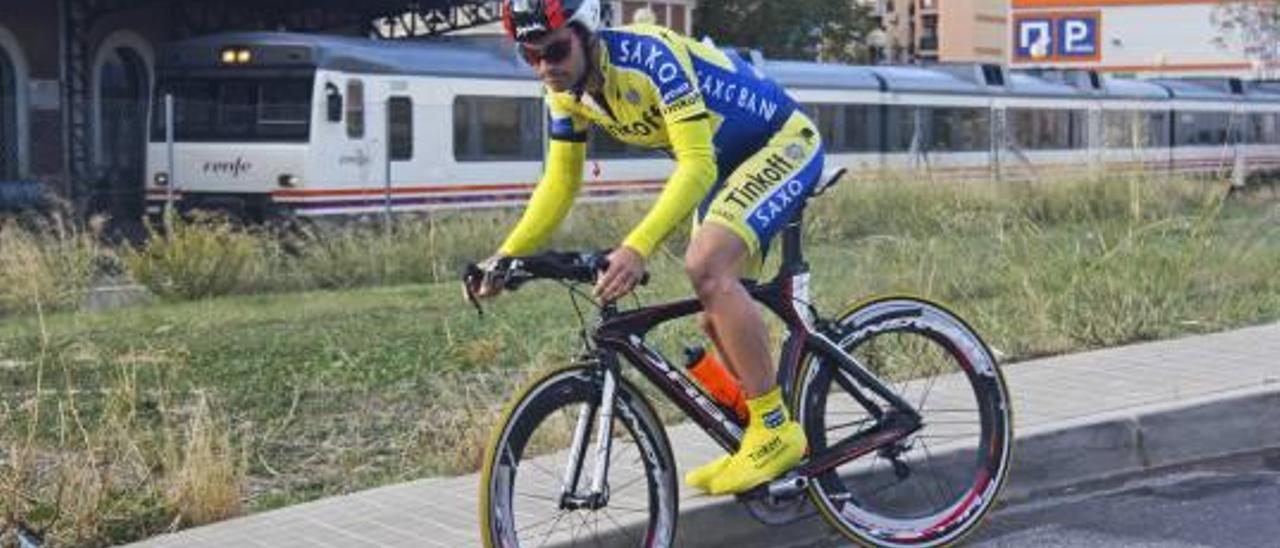 Un ciclista tardó menos tiempo que el tren en pedalear entre Alcoy y Xàtiva, en 2014.