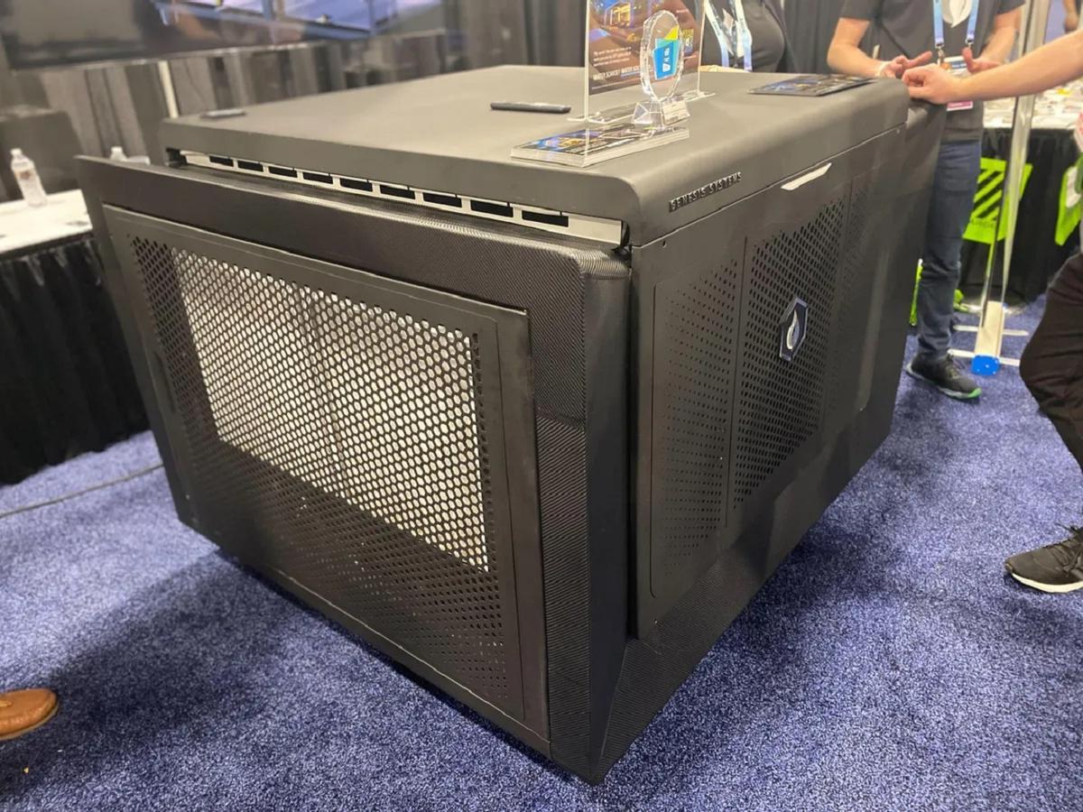 Este es el WaterCube, primer aparato que produce 450 litros de agua desde el aire