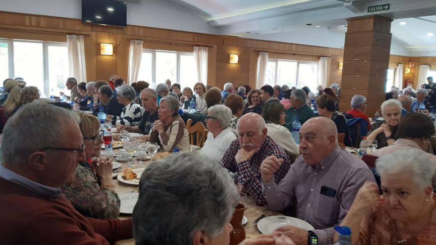 Arriba, asistentes al homenaje, celebrado en Villamanín (León). A la izquierda, Gerardo Candanedo, durante el acto. | LNE