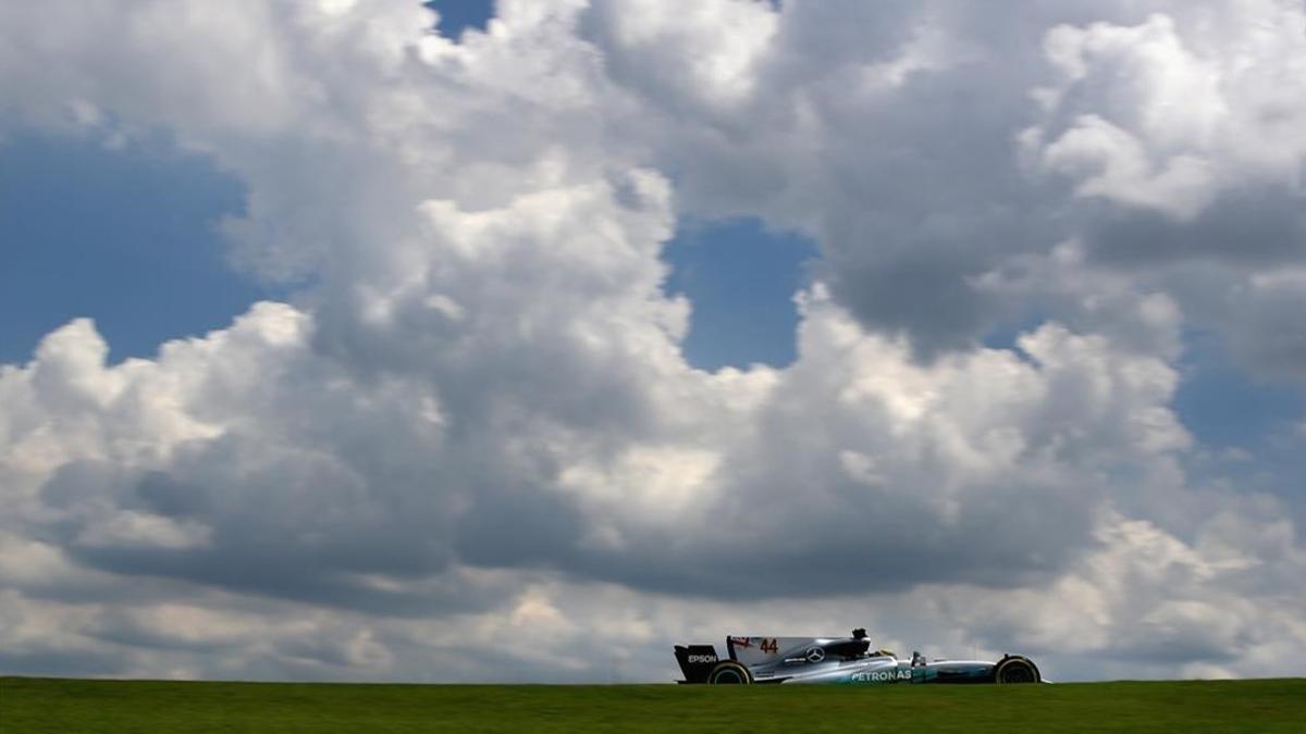 El campeón británico Lewis Hamilton y su Mercedes, bajo los nubarrones del Autódromo de Río de Janeiro.