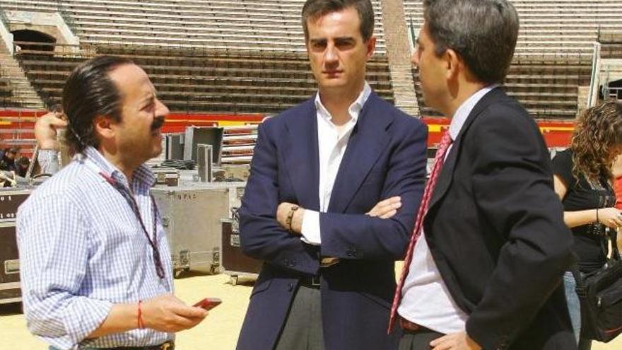 Álvaro Pérez, Ricardo Costa y Vicente Rambla, en la preparación del mitin de campaña de las elecciones de 2007 en la plaza de toros de Valencia.