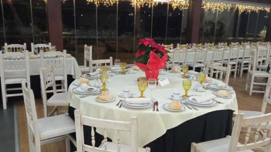El comedor del Pazo Xerlís preparado para una cena navideña.