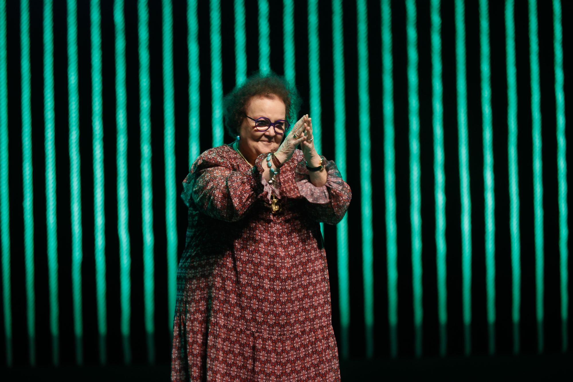 SEVILLA, 22/05/2024.- La abaranera Amalia Gómez Gómez recibe la Medalla de Oro de la Provincia de Sevilla durante el acto por el Día de la Provincia de Sevilla, este miércoles en la Diputación de la ciudad hispalense. EFE/ José Manuel Vidal