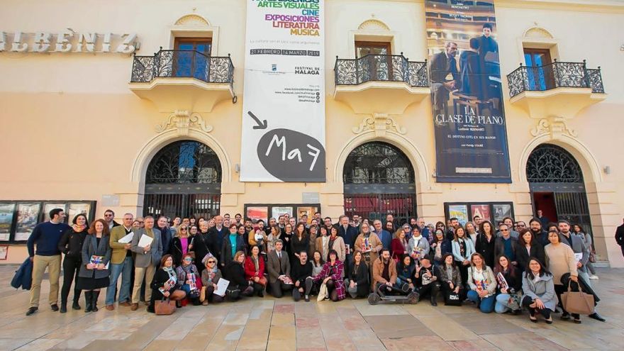 Foto de familia con muchos de los implicados en la extensa programación de la nueva edición de Málaga de Festival, ayer en el Cine Albéniz.