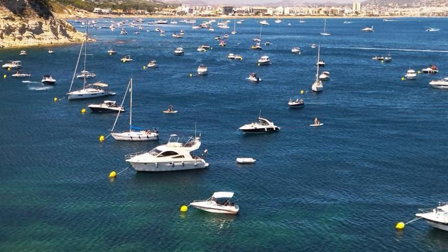 Embarcaciones fondeadas en la cala Sardinera de Xàbia. | A. P. F.