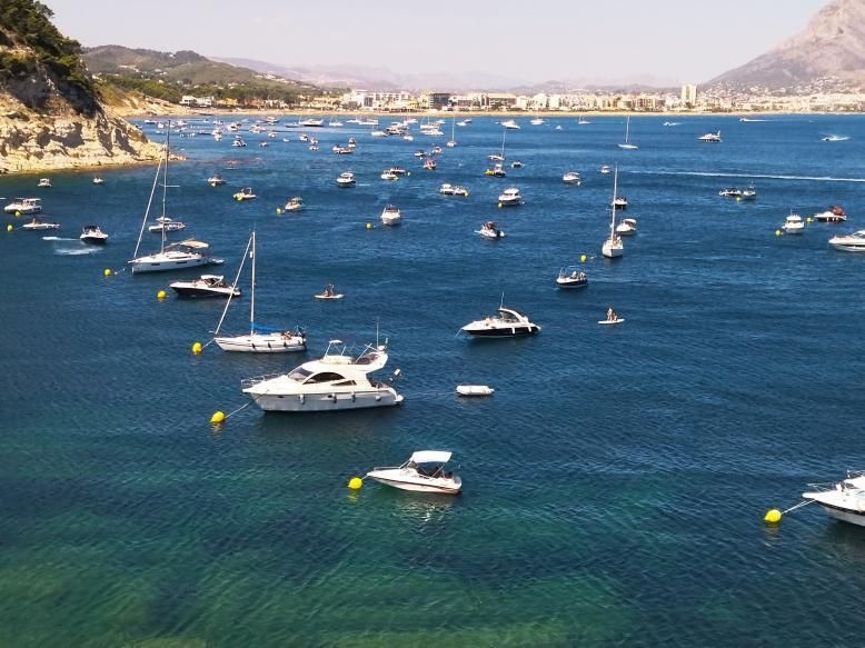 El negocio de los mojitos triunfa en la cala de la Sardinera. | A. P. F.