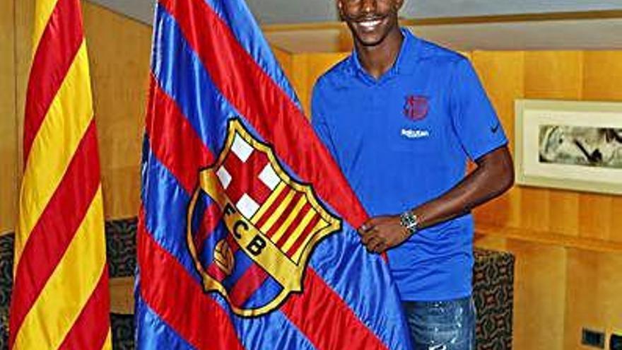 El lateral Junior Firpo, amb la bandera del Barça després de la firma