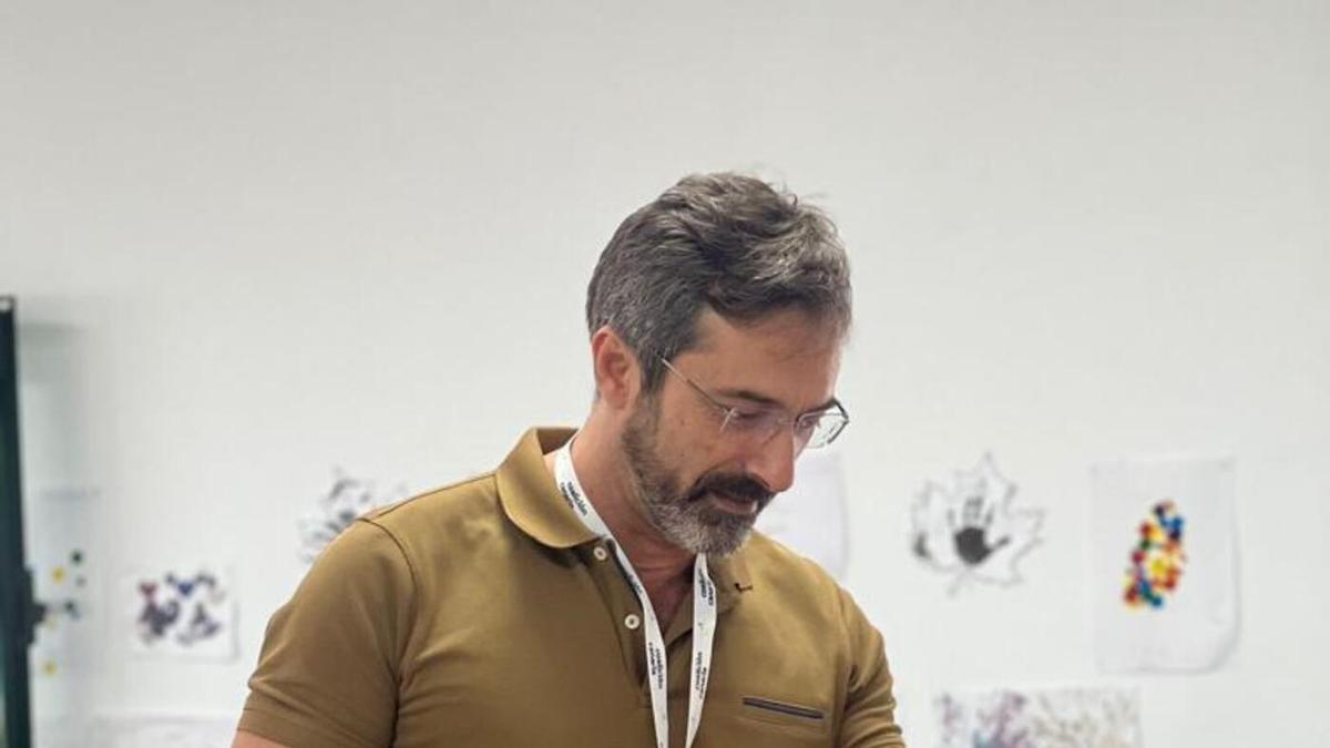 Pedro San Ginés, número 2 de la lista de CC al Ayuntamiento de Arrecife y al Parlamento de Canarias por Lanzarote ejerce su derecho al voto.