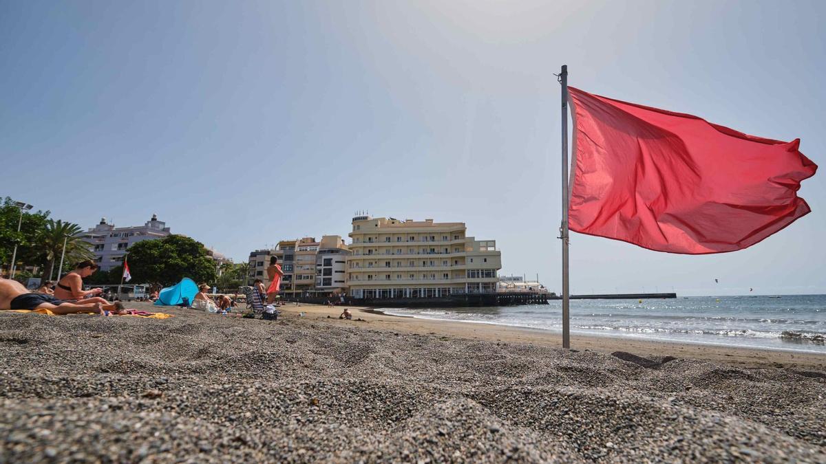 Imagen de archivo de bandera roja en la playa de El Médano.