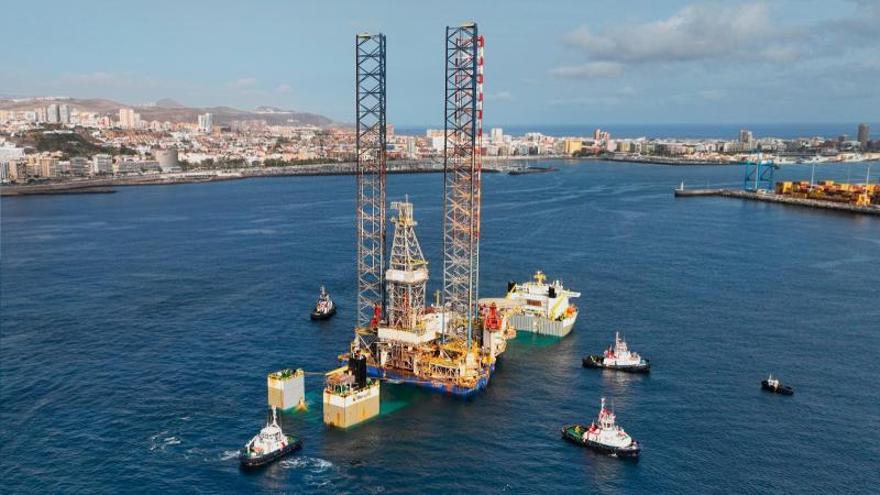 La plataforma &#039;Topaz Driller&#039; llega al dique Reina Sofía del Puerto de Las Palmas