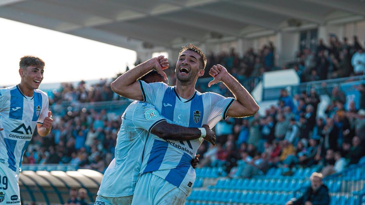 Gerardo Bonet celebra su gol, que le ha dado la victoria al Baleares ante el Porreres