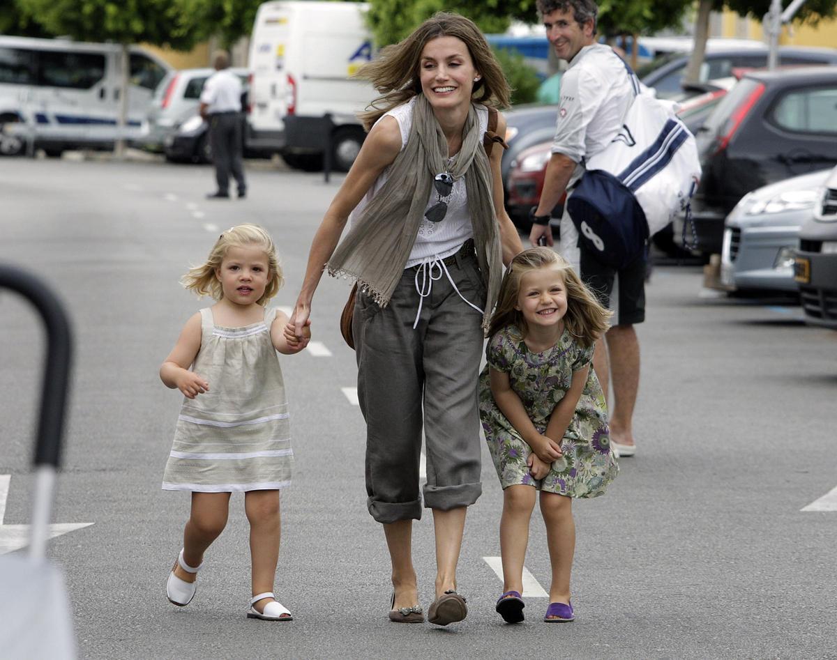 Leonor con su madre y su hermana a la salida del Náutico el verano de 2010