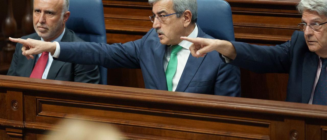 De izquierda a derecha Ángel Víctor Torres, Román Rodríguez y Julio Pérez ayer en la bancada azul durante el pleno del Parlamento.