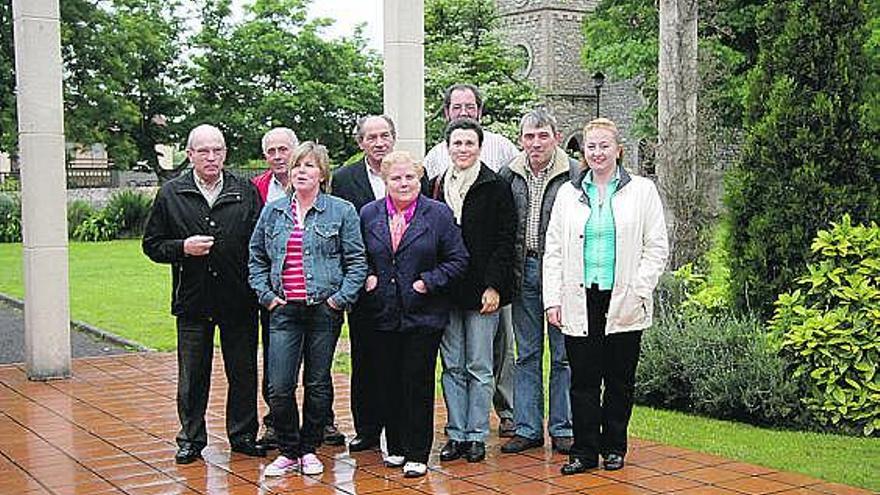 Elena Medina (a la derecha), con algunos miembros de su junta directiva, en el barrio de la Iglesia.