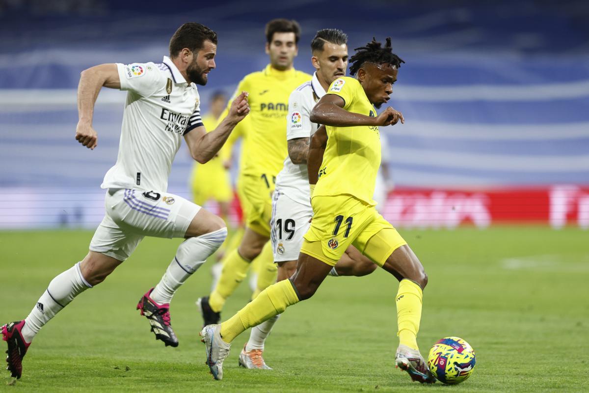 Samu Chukwueze controla un balón en el Real Madrid - Villarreal disputado en el Bernabéu.