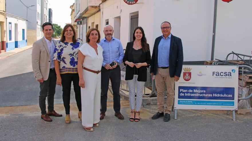 La alcaldesa y representantes de Facsa comprobaron los trabajos. | MEDITERRÁNEO