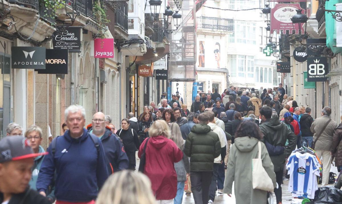 Caminantes por la calle Real, en el centro de la ciudad, el pasado mes de noviembre.
