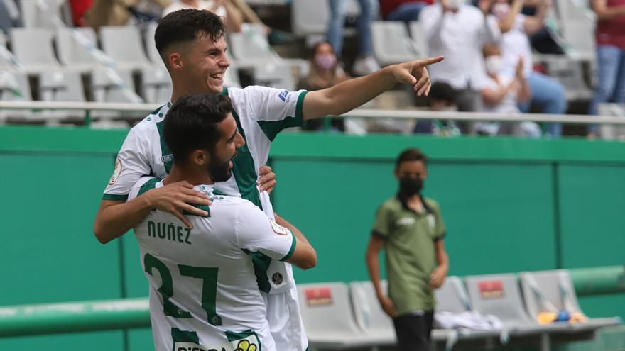 Luismi y Núñez, dos jugadores promocionados desde el filial, celebran el último gol del Córdoba CF en Segunda B.