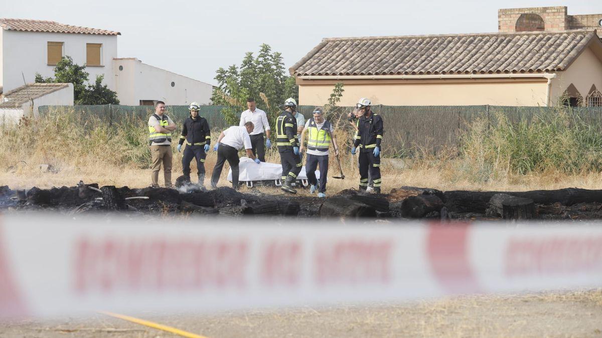 Los bomberos junto al cadáver del incendio de Villarrubia. / A.J. GONZÁLEZ