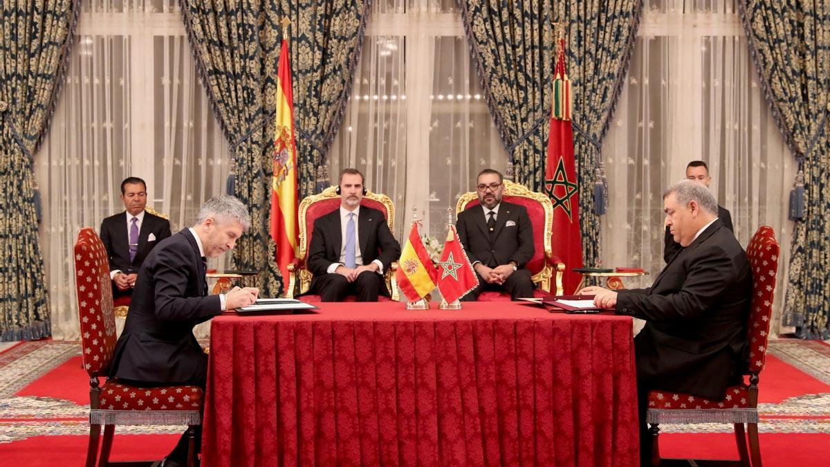 El ministro Fernando Grande-Marlaska y el ministro marroquí Abdelouafi Laftit firmando el convenio.