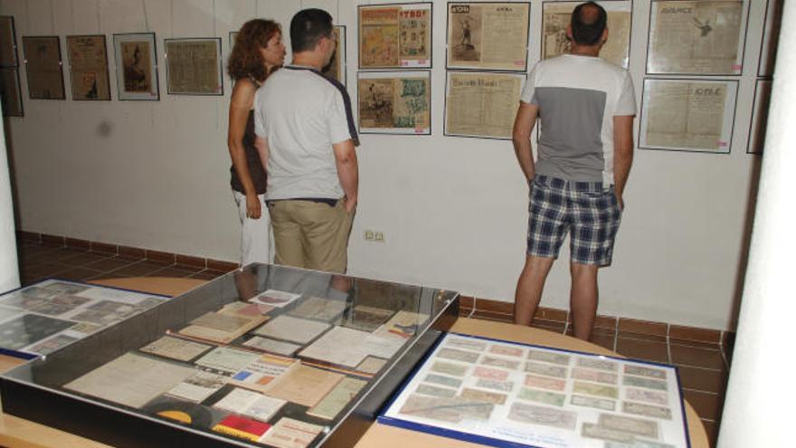 Varias personas observan paneles en la exposición sobre la Segunda República.