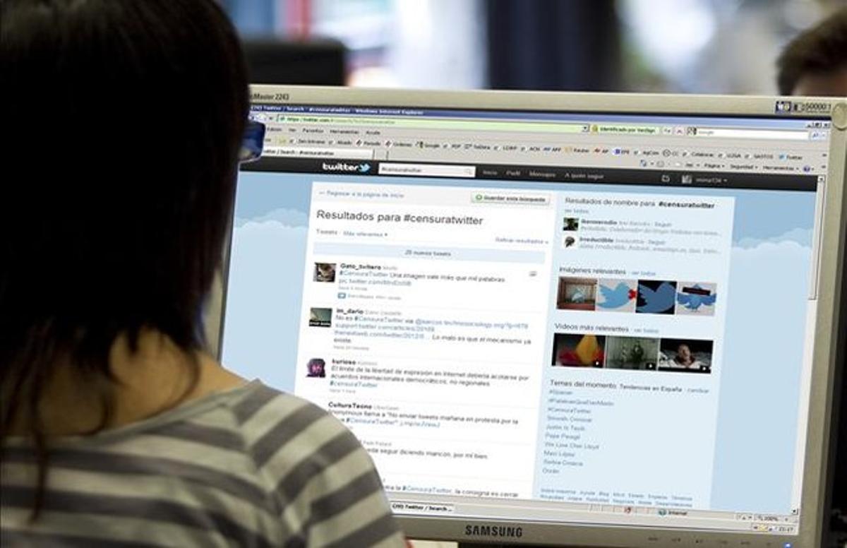Una internauta davant de la pàgina web de Twitter. Una internauta davant de la pàgina web de Twitter.