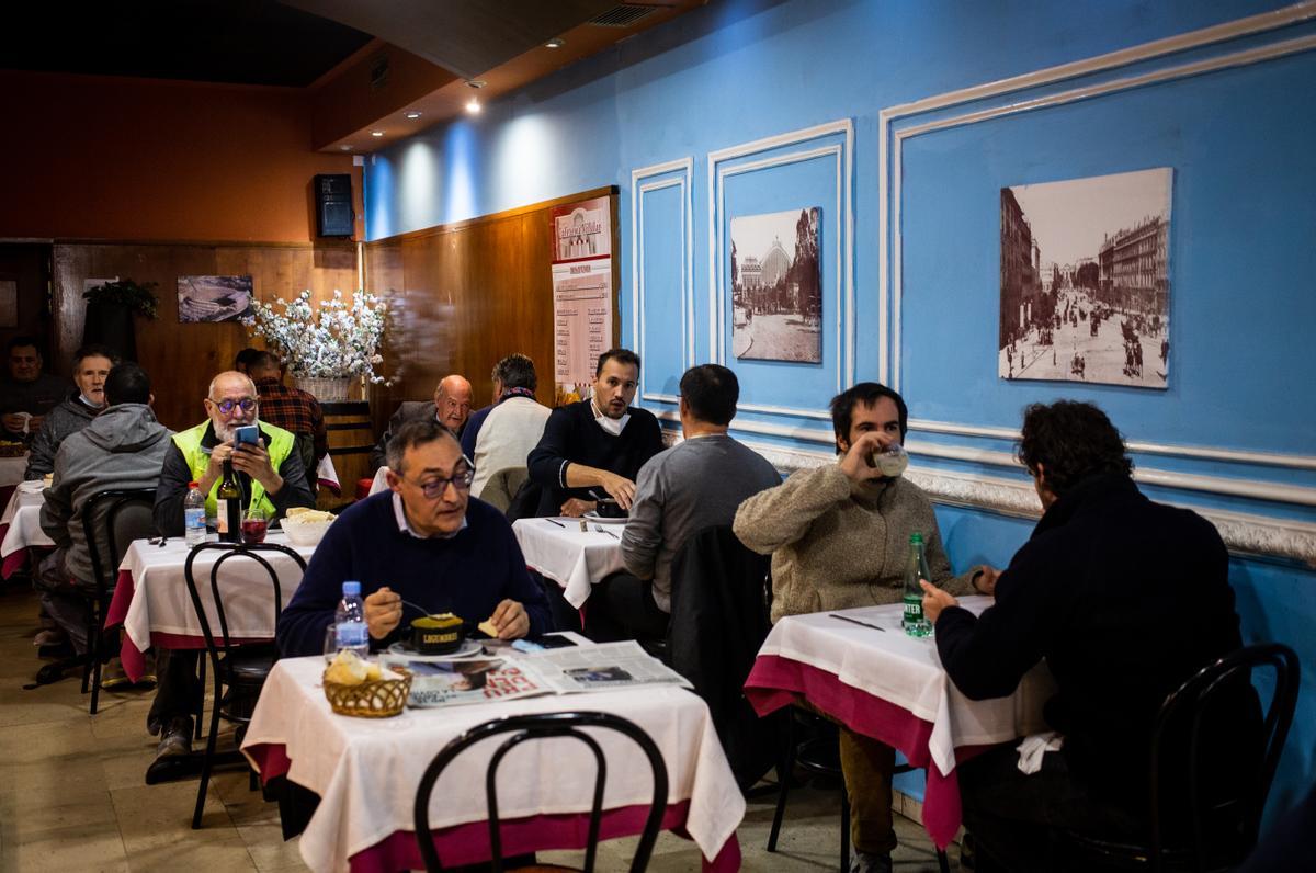 Varios clientes comen en el interior de la Cafetería Villalar.