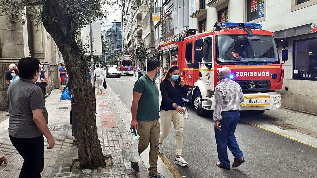 Los bomberos ayer en la calle García Camba de Pontevedra en donde sofocaron un incendio.