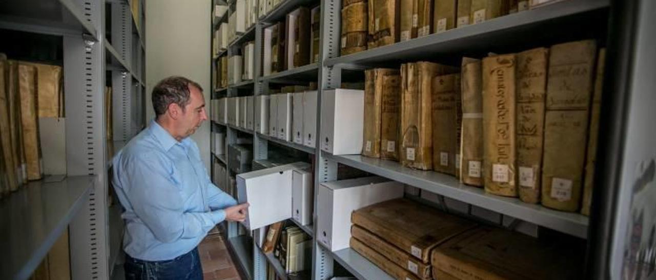 Algunos de los múltiples tomos de documentos presentes en el archivo.