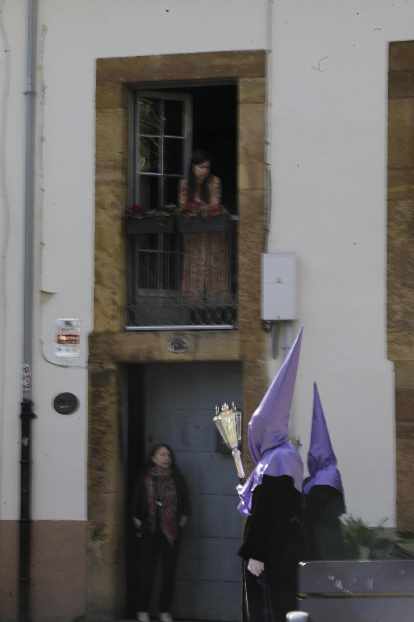 La Dolorosa atraviesa el Oviedo Antiguo: así fue la procesión de la Soledad