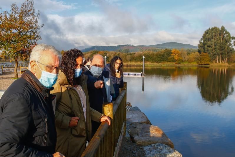 La presidenta del ente público Portos de Galicia, Susana Lenguas Gil, el alcalde de Valga, José María Bello Maneiro, y las concejales Carmen Gómez y Malena Isorna, fueron algunos de los encargados de mostrar ayer el resultado de la ambiciosa obra realizada en la parroquia de Campaña, íntegramente financiada por la Xunta de Galicia, con un desembolso de 332.000 euros.