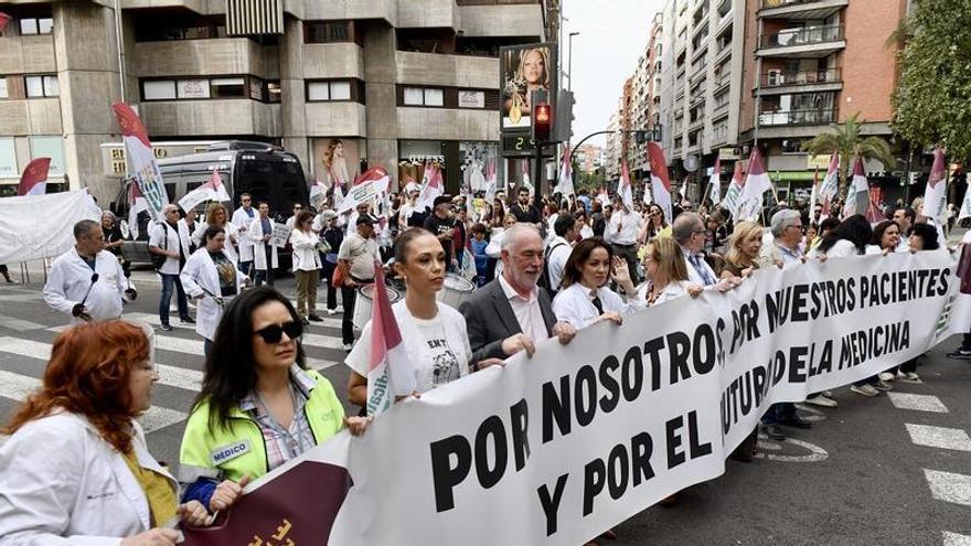 Las imágenes de la protesta de médicos contra el Estatuto Marco este miércoles en Murcia