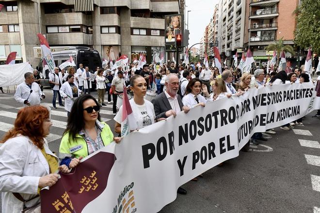 Las imágenes de la protesta de médicos contra el Estatuto Marco este miércoles en Murcia