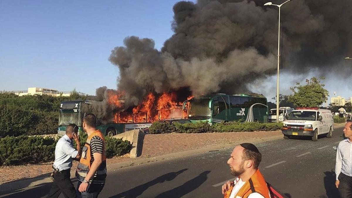 Un autobús en llamas tras la explosión en los alrededores de la carretera de Hebrón, en el sudeste de Jerusalén, este lunes.