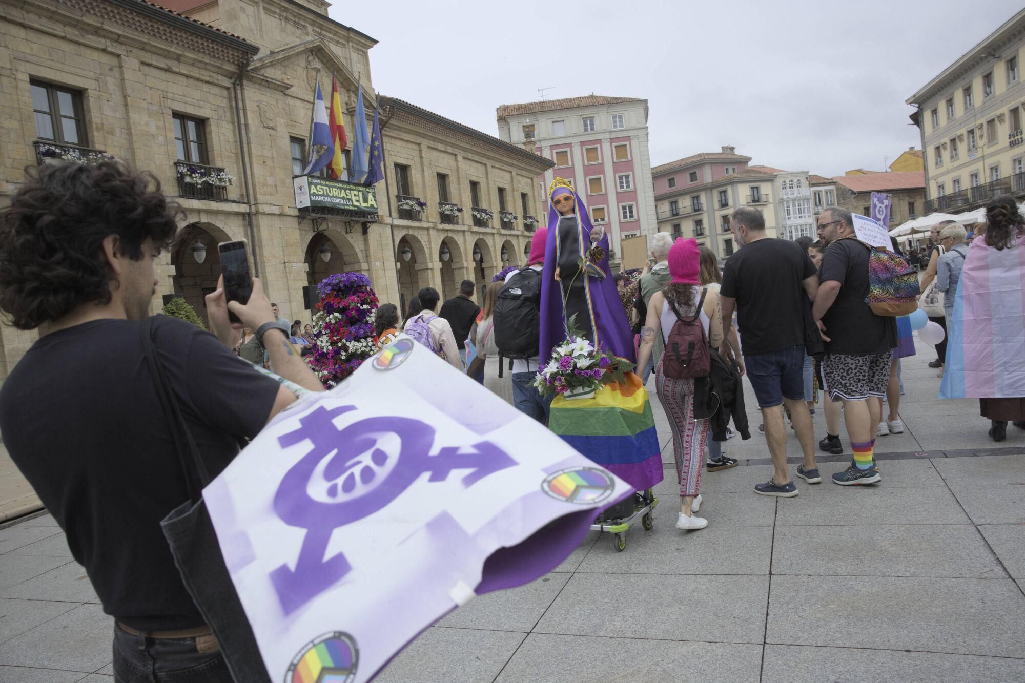 En imágenes: Así fue la manifestación LGTBI de Avilés, con "Santina de Queervadona" incluida